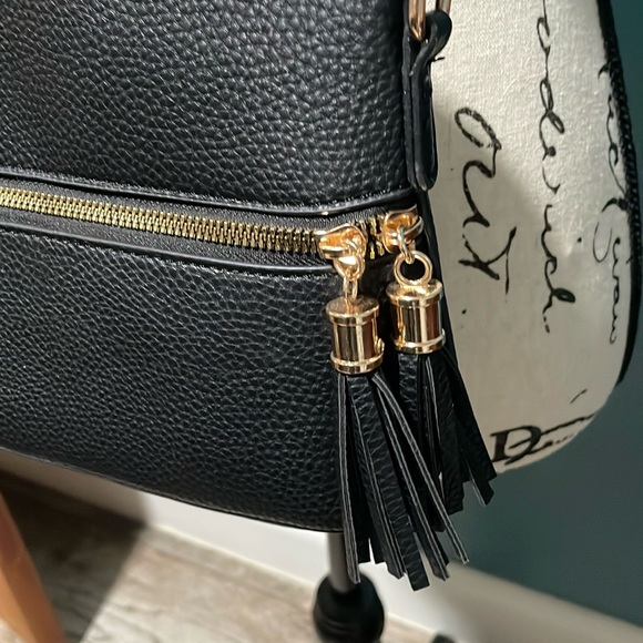 NWOT Small crossbody pebbled leather, front zippered pocket, fringed zipper pull - Picture 3 of 10